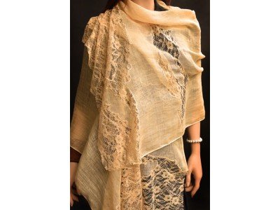 Linnen sjaaltje met kant, warm beige