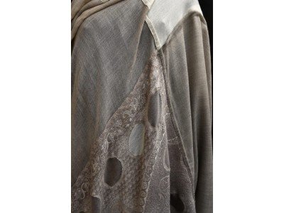 Wollen sjaal of stola, taupe en offwhite, paisley