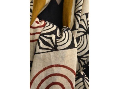 Katoenen sjaal of pareo, vierkanten en cirkels, oker, zwart, rood