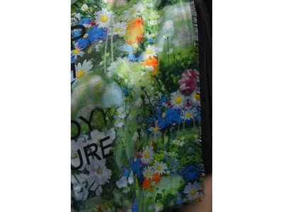 Klein vierkant zijden sjaaltje, korenbloemen, margrietjes, vlinders etc., met tekst