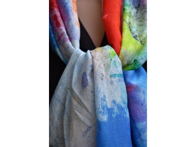 Sjaaltje met zgn. verfspatten alle regenboogkleuren, katoen en zijde