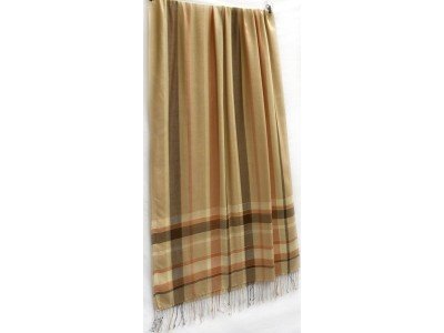 Bruin, camel met beige zijden sjaaltje met dun glinsterdraadje