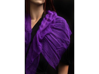 Paarse chiffon zijden sjaal met lint door het midden